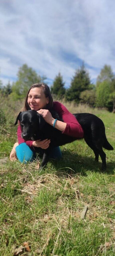 Carla Büscher mit Hund in der Natur als Bild für Zahnentwicklung, Biografie und Dentosophie