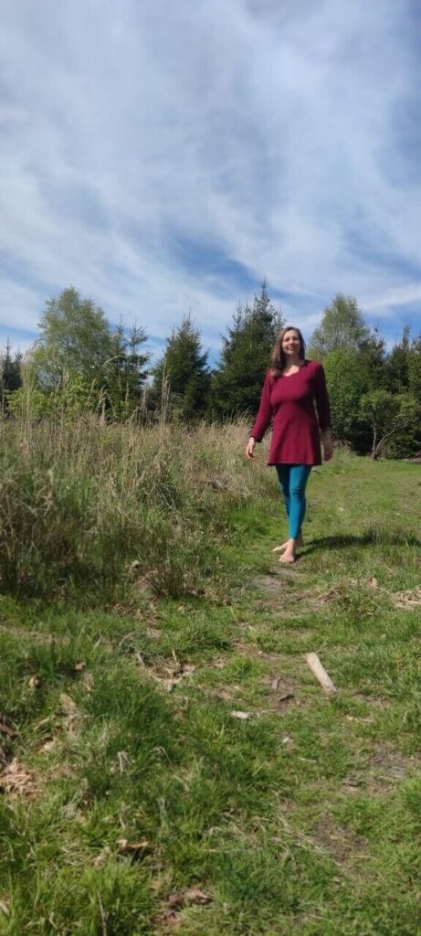Carla Büscher geht barfuß durch die Natur als Bild für Naturpraxis und biologische Zusammenhänge